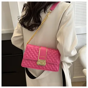 Détail du sac matelassé rose avec finitions dorées et lettrage FASHION élégant