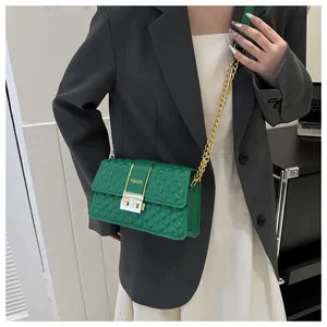 Détail du sac bandoulière matelassé vert herbe avec fermoir doré et bandoulière chaîne
