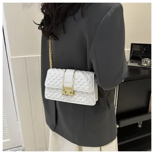 Détail d'un sac bandoulière blanc matelassé avec chaîne dorée et boucle FASHION