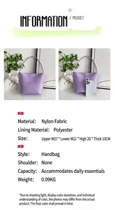 Detailansicht der hellvioletten Nylonhandtasche mit Maßen und Wolkenanhänger