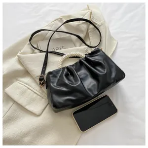 Detail der schwarzen Cloud-Tasche mit glänzendem PU-Material und weißem Perlenkettengriff