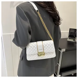 Gros plan du sac bandoulière matelassé blanc avec chaîne dorée et texte Fashion