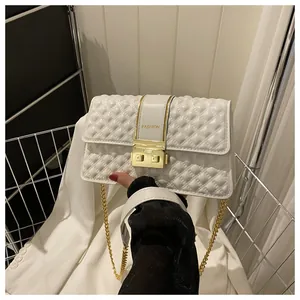 Détail du sac bandoulière blanc matelassé avec boucle en métal doré et chaîne