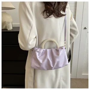 Detailansicht der hellvioletten Cloud-Tasche mit elegantem Griff aus Perlenperlen
