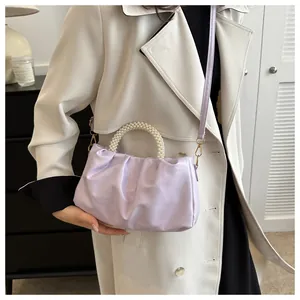 Detail der fliederfarbenen Falten-Cloud-Tasche mit Perlengriff und Metallhaken