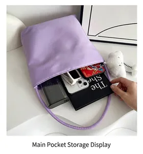 Draufsicht auf das geräumige lila Nylon-Tascheninnere mit Platz für Alltagsgegenstände