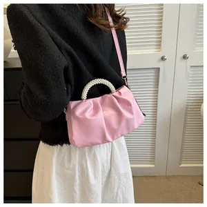 Detail der rosa gefalteten Cloud-Tasche mit Perlengriff und abnehmbarem Schulterriemen