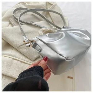 Detail der silbernen Cloud-Bag mit Falten-Design, Perlengriff und Metallic-Effekt