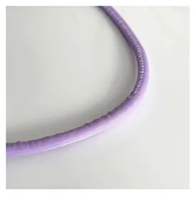 Nahaufnahme des hellvioletten Nylon-Tragegriffs mit feinen Nähten an der Eimertasche