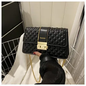 Vue détaillée du sac bandoulière noir avec lettrage doré et chaîne métallique élégante
