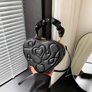 Schwarze herzförmige Lederhandtasche mit gerafftem Griff und gestepptem Herzmuster