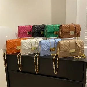 Sac Bandoulière Matelassé pour Femmes en Cuir PU Motif Losanges avec Chaîne en Métal et Fermoir Petit Sac Carré de Mode
