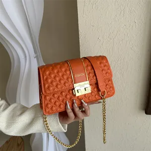 Sac bandoulière matelassé orange avec chaîne dorée et gravure de mode sur cuir PU souple