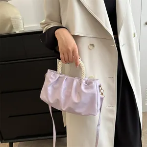 Schicke helllila plissierte Cloud-Tasche mit Perlenstiel für Damen zum Umhängen und Schulter