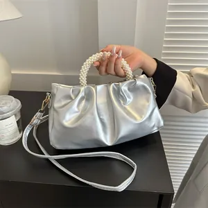 Silberne Cloud-Handtasche mit Perlengriff und verstellbarem Schultergurt