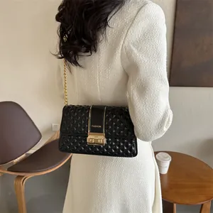 Sac bandoulière noir avec matelassage en losange et chaîne dorée élégante pour femme