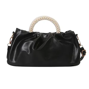 Elegante borsa a nuvola plissettata nera con manico di perle e tracolla regolabile