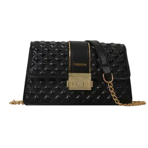 Sac bandoulière noir matelassé pour femme avec fermoir doré et bandoulière en chaîne chic