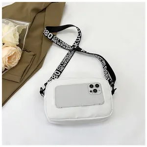 Petit sac bandoulière blanc en nylon comparaison de taille avec un smartphone de luxe