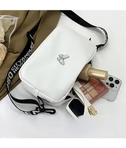 Vue de l'espace intérieur du sac en nylon blanc pour téléphone et maquillage