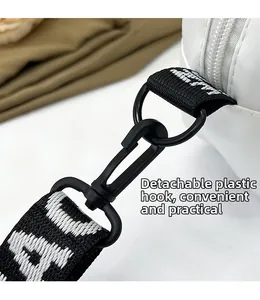 Détail du sac en nylon blanc avec crochet noir en plastique et sangle à lettres