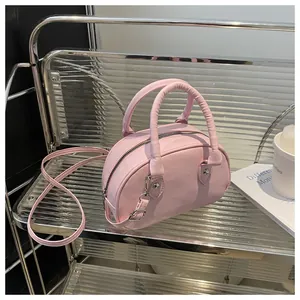 Dettaglio della mini borsa Boston rosa con finiture argentate e tracolla rimovibile