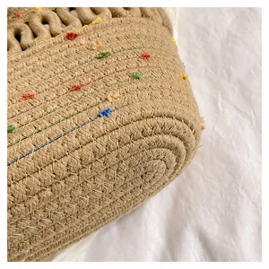 Vue macro de la texture tissée à la main avec détails de touffetage bohème colorés