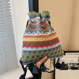 Borsa a secchiello etnica boho con motivi tessuti colorati e nappe decorative laterali