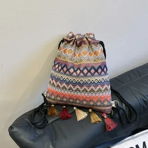 Zaino etnico in stile bohémien con motivi geometrici colorati e nappe decorative