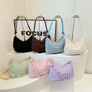 Collection de sacs croissants plissés à bulles en sept couleurs pastel tendance
