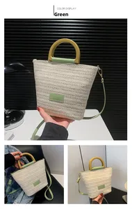 Dettaglio della borsa a secchiello in paglia intrecciata con finiture in pelle verde