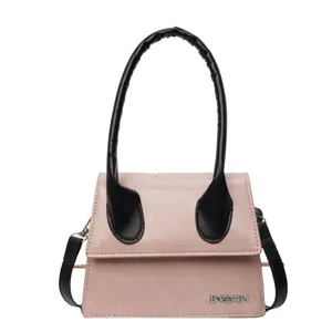 Bolso bandolera de cuero sintético bicolor rosa y negro con logo metálico JINGPIN
