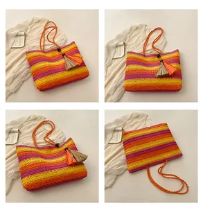 Détails des rayures colorées tissées et des franges décoratives sur le sac de plage d'été