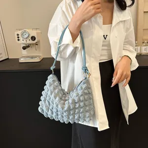 Détail du sac bulle bleu clair avec texture plissée unique et forme de demi-lune