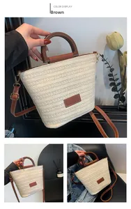 Dettaglio della trama intrecciata e del manico in pelle marrone della borsa