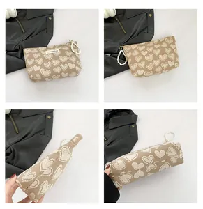 Detailansicht der Canvas-Herztasche mit Perlenanhänger, Metallzipper und vier Winkeln