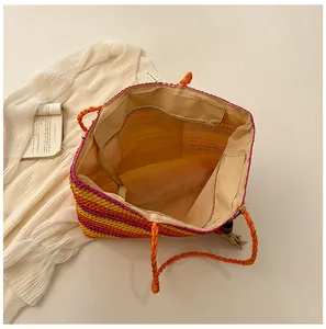 Vue intérieure du sac cabas coloré en paille tissée avec doublure et poche zippée