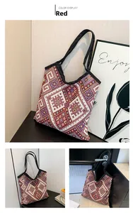 Dettaglio dei motivi geometrici bohémien rossi e della trama a maglia della borsa