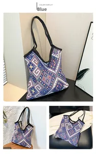 Dettaglio di una borsa tote in tessuto con motivi geometrici blu e stile boho chic