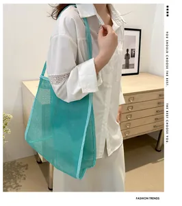 Primer plano del bolso tote de malla azul cielo con textura de nailon translúcida