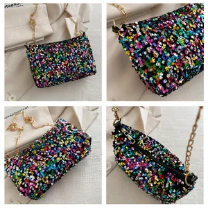 Detailaufnahme von Regenbogen-Pailletten und Goldkette an einer Bucket-Bag