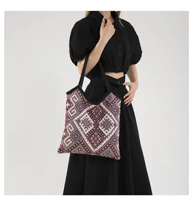 Dettaglio del motivo geometrico colorato e della trama intrecciata di una borsa tote