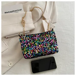 Detailaufnahme einer bunten Pailletten-Beuteltasche mit goldener Gliederkette