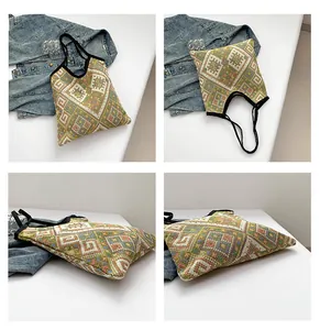 Dettagli di una borsa tote in maglia con motivi geometrici retrò e grande capienza