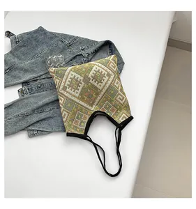 Dettaglio borsa tote etnica tessuta con motivi geometrici vintage e robusti spallacci neri
