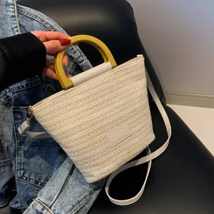 Sac seau tissé chic en crème avec poignées jaunes et bandoulière amovible
