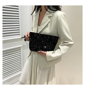 Detail einer schicken schwarzen Pailletten-Clutch, gehalten von einem Model für Partys