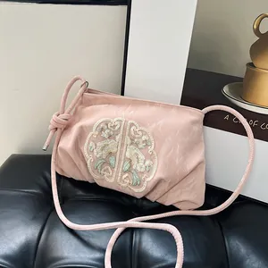Borsa a spalla vintage rosa con ricami floreali e dettaglio tracolla con nodo