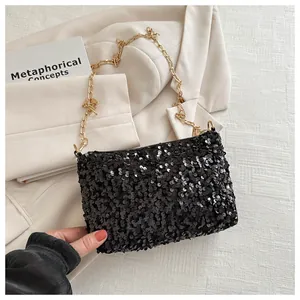 Detailansicht der schwarzen Pailletten und goldener Kette an der Mini-Eimertasche