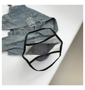Dettaglio borsa tote in tela con motivo etnico geometrico e ampia apertura superiore